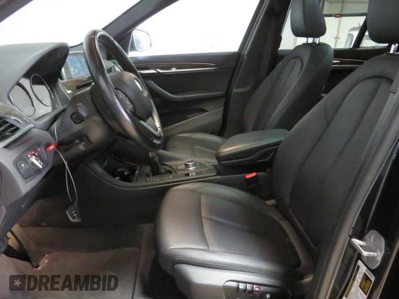 2018 BMW X1 xDrive28i z VIN WBXHT3C35J5L33173, wystawiony jako Copart lot #56427465 z przebiegiem 33 352 mil mil oraz Szkoda całkowita • Salvage title. Historia ofert i sprzedaży dostępna na DreamBid. Obrazek 9.