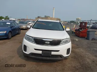 2015 Kia Sorento LX z VIN 5XYKTDA7XFG604872, wystawiony jako IAAI lot #42419997 z przebiegiem 174 676 mil mil oraz . Historia ofert i sprzedaży dostępna na DreamBid. Obrazek 6.