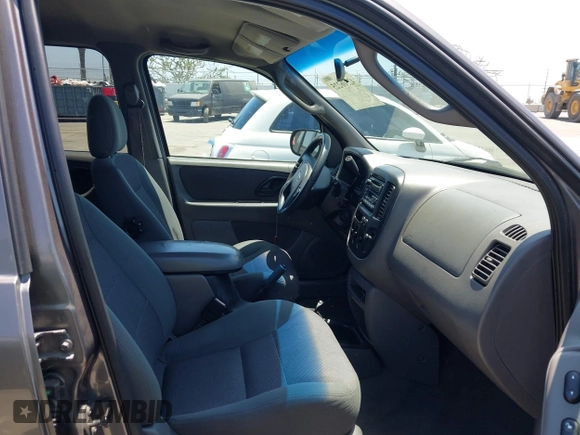 2002 Ford Escape XLT Choice with VIN 1FMYU03142KC99894, listed as a IAAI auction lot 42506225 with 108,621 mi miles and . Bid and sale history available at DreamBid. Image 5.
