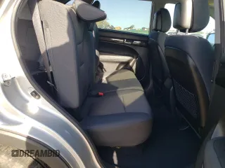2013 Kia Sorento LX z VIN 5XYKT3A69DG419372, wystawiony jako Copart lot #55088725 z przebiegiem 90 327 mil mil oraz Szkoda całkowita • Salvage title. Historia ofert i sprzedaży dostępna na DreamBid. Obrazek 11.