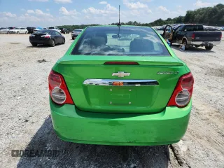2015 Chevrolet Sonic LT z VIN 1G1JC5SH2F4145840, wystawiony jako Copart lot #59638075 z przebiegiem 101 521 mil mil oraz Czysty tytuł • Clean title. Historia ofert i sprzedaży dostępna na DreamBid. Obrazek 6.