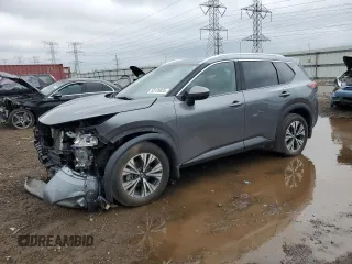 2021 Nissan Rogue SV z VIN 5N1AT3BB0MC773546, wystawiony jako Copart lot #55126035 z przebiegiem 61 192 mil mil oraz Szkoda całkowita • Salvage title. Historia ofert i sprzedaży dostępna na DreamBid. Obrazek 1.