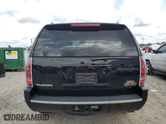 2007 GMC Yukon Denali z VIN 1GKFK63877J243158, wystawiony jako Copart lot #58711035 z przebiegiem 183 537 mil mil oraz Czysty tytuł • Clean title. Historia ofert i sprzedaży dostępna na DreamBid. Obrazek 6.