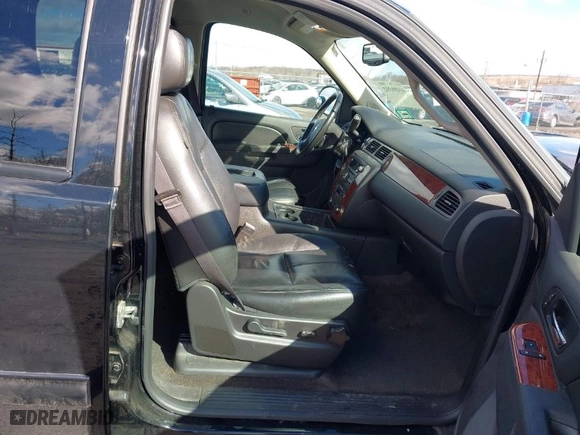 2014 Chevrolet Suburban LT with VIN 1GNSKJE78ER215604, listed as a IAAI auction lot 41499392 with 203,184 mi miles. Bid and sale history available at carsss.com. Image 5.