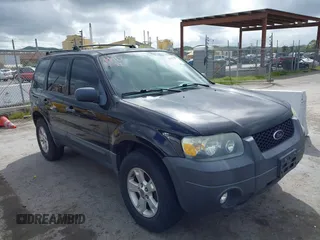 2007 Ford Escape XLT with VIN 1FMYU03127KA07084, listed as a IAAI auction lot 41931906 with 129,897 mi miles. Bid and sale history available at carsss.com. Image 1.