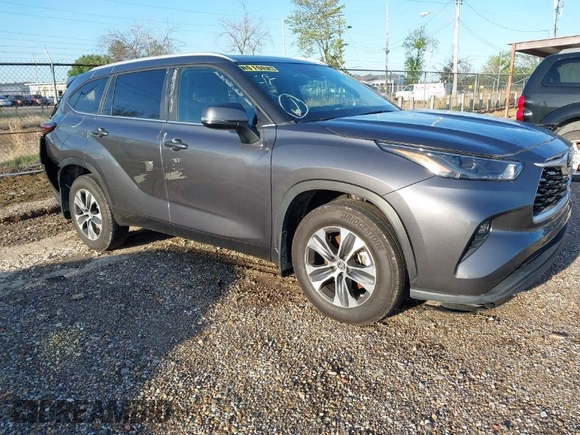 2024 Toyota Highlander LE z VIN 5TDKDRAH0RS528587, wystawiony jako IAAI lot #42002196 z przebiegiem 9 363 mil mil oraz . Historia ofert i sprzedaży dostępna na DreamBid. Obrazek 1.