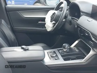 2024 Mazda CX-90 S z VIN JM3KK1HC0R1135680, wystawiony jako IAAI lot #42492399 z przebiegiem 38 940 mil mil oraz . Historia ofert i sprzedaży dostępna na DreamBid. Obrazek 5.