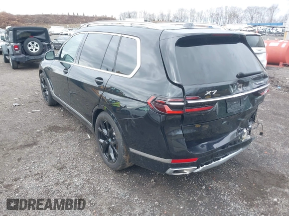 2025 BMW X7 xDrive40i z VIN 5UX23EM01S9Y67220, wystawiony jako IAAI lot #41722504 z przebiegiem 7 522 mil mil oraz . Historia ofert i sprzedaży dostępna na DreamBid. Obrazek 3.