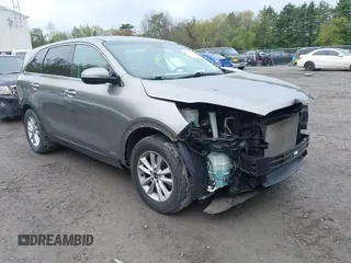2019 Kia Sorento LX z VIN 5XYPGDA55KG481016, wystawiony jako IAAI lot #42188292 z przebiegiem 88 785 mil mil oraz . Historia ofert i sprzedaży dostępna na DreamBid. Obrazek 1.