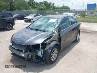 2017 Chevrolet Sonic LT z VIN 1G1JD5SH6H4125266, wystawiony jako IAAI lot #42354200 z przebiegiem 139 344 mil mil oraz . Historia ofert i sprzedaży dostępna na DreamBid. Obrazek 6.