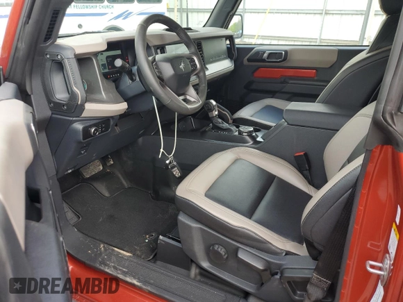 2024 Ford Bronco Big Bend z VIN 1FMDE7AH8RLB10818, wystawiony jako Copart lot #54044715 z przebiegiem 5 330 mil mil oraz Szkoda całkowita • Salvage title. Historia ofert i sprzedaży dostępna na DreamBid. Obrazek 8.