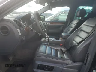2004 Volkswagen Touareg z VIN WVGBC77L54D058303, wystawiony jako Copart lot #47821645 z przebiegiem Nie podano mil oraz Szkoda całkowita • Salvage title. Historia ofert i sprzedaży dostępna na DreamBid. Obrazek 7.
