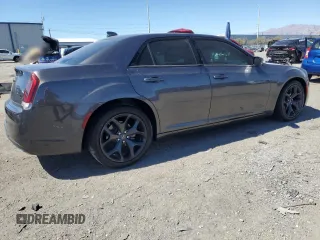 2022 Chrysler 300 S z VIN 2C3CCABG6NH154269, wystawiony jako Copart lot #50454985 z przebiegiem 50 538 mil mil oraz Szkoda całkowita • Salvage title. Historia ofert i sprzedaży dostępna na DreamBid. Obrazek 3.