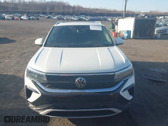 2023 Volkswagen Taos SE z VIN 3VVNX7B29PM345710, wystawiony jako IAAI lot #41805268 z przebiegiem 27 783 mil mil oraz . Historia ofert i sprzedaży dostępna na DreamBid. Obrazek 12.