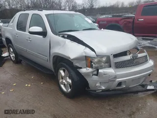 2011 Chevrolet Avalanche LT with VIN 3GNTKFE38BG157939, listed as a IAAI auction lot 41556348 with 264,140 mi miles. Bid and sale history available at carsss.com. Image 1.