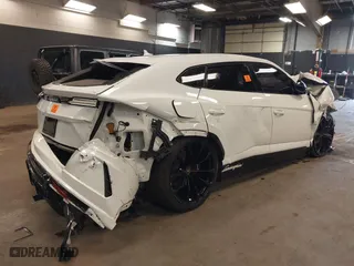 2019 Lamborghini Urus with VIN ZPBUA1ZL2KLA02084, listed as a IAAI auction lot 41953004 with 9,279 mi miles. Bid and sale history available at carsss.com. Image 4.