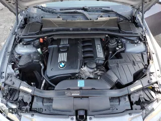 2007 BMW 3 Series 328i z VIN WBAWB33517PV74554, wystawiony jako Copart lot #52821695 z przebiegiem 101 269 mil mil oraz Szkoda całkowita • Salvage title. Historia ofert i sprzedaży dostępna na DreamBid. Obrazek 11.