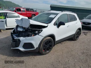 2020 Chevrolet Trax LT z VIN 3GNCJPSB1LL232882, wystawiony jako IAAI lot #42230988 z przebiegiem 48 943 mil mil oraz . Historia ofert i sprzedaży dostępna na DreamBid. Obrazek 2.