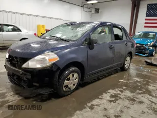 2010 Nissan Versa 1.6 Base z VIN 3N1CC1AP8AL351848, wystawiony jako Copart lot #47774815 z przebiegiem Nie podano mil oraz Szkoda całkowita • Salvage title. Historia ofert i sprzedaży dostępna na DreamBid. Obrazek 1.
