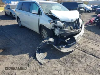 2015 Toyota Sienna Limited z VIN 5TDDK3DC4FS101226, wystawiony jako IAAI lot #40755063 z przebiegiem 153 793 mil mil oraz . Historia ofert i sprzedaży dostępna na DreamBid. Obrazek 1.