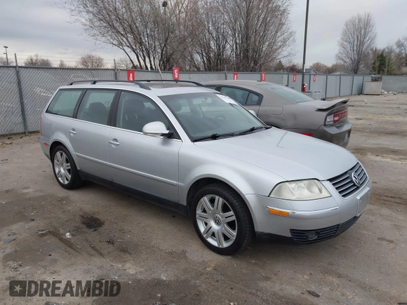 2005 Volkswagen Passat z VIN WVWCD63B55E132974, wystawiony jako IAAI lot #41755346 z przebiegiem 68 295 mil mil oraz . Historia ofert i sprzedaży dostępna na DreamBid. Obrazek 1.
