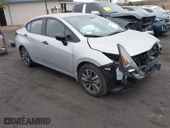 2024 Nissan Versa S z VIN 3N1CN8DV4RL865799, wystawiony jako IAAI lot #42044021 z przebiegiem 13 282 mil mil oraz . Historia ofert i sprzedaży dostępna na DreamBid. Obrazek 1.