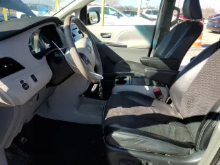 2011 Toyota Sienna SE с VIN 5TDXK3DC5BS117992, выставлен на аукционе Copart как лот 48492725 с пробегом 177 647 миль миль и Списание • Salvage title. История ставок и продаж доступна на DreamBid. Изображение 7.