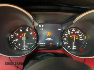 2020 Alfa Romeo Giulia z VIN ZARFAMAN0L7631437, wystawiony jako Copart lot #55608895 z przebiegiem 59 047 mil mil oraz Nie do naprawy • Non repairable. Historia ofert i sprzedaży dostępna na DreamBid. Obrazek 9.