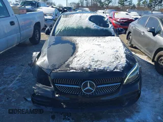 2019 Mercedes-Benz C 300 z VIN 55SWF8DB9KU322058, wystawiony jako IAAI lot #41387405 z przebiegiem 73 483 mil mil oraz . Historia ofert i sprzedaży dostępna na DreamBid. Obrazek 12.