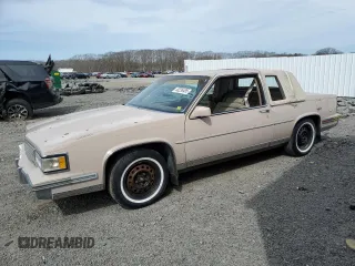 1988 Cadillac DeVille z VIN 1G6CD1153J4241498, wystawiony jako Copart lot #50236495 z przebiegiem 76 745 mil mil oraz Czysty tytuł • Clean title. Historia ofert i sprzedaży dostępna na DreamBid. Obrazek 1.