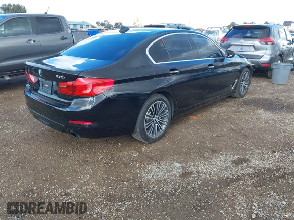 2018 BMW 5 Series 530i z VIN WBAJA5C54JWA38285, wystawiony jako IAAI lot #41390399 z przebiegiem 74 840 mil mil oraz . Historia ofert i sprzedaży dostępna na DreamBid. Obrazek 4.