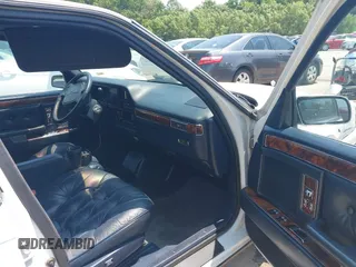 1993 Chrysler New Yorker z VIN 1C3XV66LXPD158485, wystawiony jako IAAI lot #42457031 z przebiegiem 87 441 mil mil oraz . Historia ofert i sprzedaży dostępna na DreamBid. Obrazek 5.