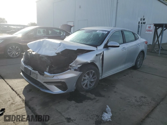 2020 Kia Optima LX z VIN 5XXGT4L30LG389034, wystawiony jako Copart lot #49735975 z przebiegiem 219 985 mil mil oraz Szkoda całkowita • Salvage title. Historia ofert i sprzedaży dostępna na DreamBid. Obrazek 1.