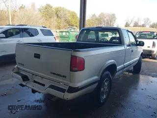 1996 Chevrolet S-10 LS with VIN 1GCDT19W9TK207551, listed as a IAAI auction lot 41369981 with 180,189 mi miles and . Bid and sale history available at DreamBid. Image 4.