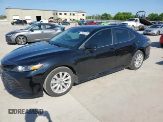 2018 Toyota Camry LE z VIN 4T1B11HKXJU081144, wystawiony jako Copart lot #51039175 z przebiegiem 100 096 mil mil oraz Czysty tytuł • Clean title. Historia ofert i sprzedaży dostępna na DreamBid. Obrazek 1.