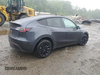 2024 Tesla Model Y z VIN 7SAYGDEDXRF076893, wystawiony jako Copart lot #57966515 z przebiegiem 9 200 mil mil oraz Szkoda całkowita • Salvage title. Historia ofert i sprzedaży dostępna na DreamBid. Obrazek 3.