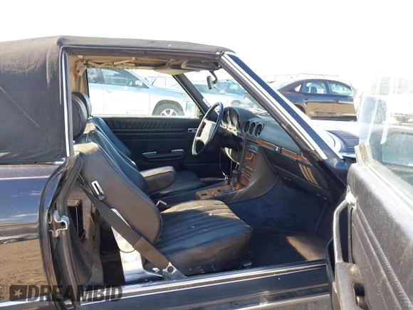 1986 Mercedes-Benz 560 SL z VIN WDBBA48D2GA055024, wystawiony jako IAAI lot #41888928 z przebiegiem 118 569 mil mil oraz . Historia ofert i sprzedaży dostępna na DreamBid. Obrazek 5.