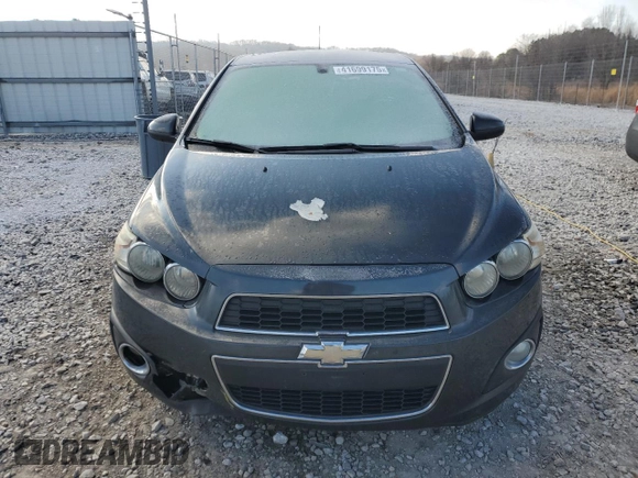 2015 Chevrolet Sonic LTZ z VIN 1G1JE5SB5F4106391, wystawiony jako Copart lot #41699175 z przebiegiem 113 683 mil mil oraz Szkoda całkowita • Salvage title. Historia ofert i sprzedaży dostępna na DreamBid. Obrazek 5.