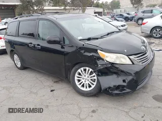 2013 Toyota Sienna XLE AAS z VIN 5TDYK3DC5DS386789, wystawiony jako IAAI lot #42164870 z przebiegiem 171 786 mil mil oraz . Historia ofert i sprzedaży dostępna na DreamBid. Obrazek 1.