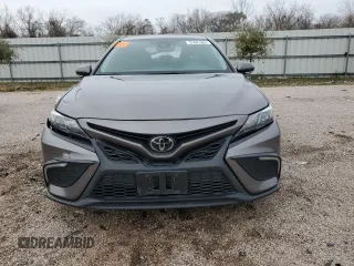 2023 Toyota Camry SE z VIN 4T1G11AK2PU788523, wystawiony jako Copart lot #42755725 z przebiegiem 38 311 mil mil oraz Czysty tytuł • Clean title. Historia ofert i sprzedaży dostępna na DreamBid. Obrazek 5.