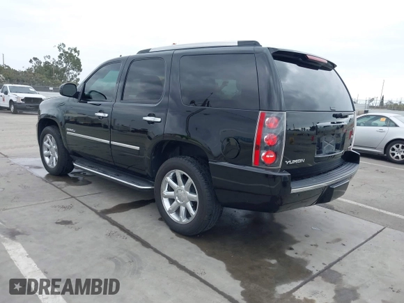 2013 GMC Yukon Denali with VIN 1GKS2EEF2DR348109, listed as a IAAI auction lot 41895426 with 121,590 mi miles. Bid and sale history available at carsss.com. Image 3.