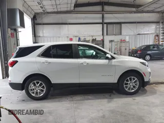2022 Chevrolet Equinox LT z VIN 2GNAXKEV8N6118013, wystawiony jako IAAI lot #42306755 z przebiegiem 76 669 mil mil oraz . Historia ofert i sprzedaży dostępna na DreamBid. Obrazek 13.