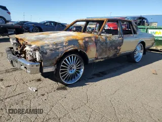 1985 Chevrolet Caprice z VIN 1G1BN69H3FY124143, wystawiony jako Copart lot #79644194 z przebiegiem Nie podano mil oraz Czysty tytuł • Clean title. Historia ofert i sprzedaży dostępna na DreamBid. Obrazek 1.
