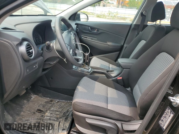 2021 Hyundai Kona SE z VIN KM8K1CAA7MU735048, wystawiony jako Copart lot #58576795 z przebiegiem 65 857 mil mil oraz Czysty tytuł • Clean title. Historia ofert i sprzedaży dostępna na DreamBid. Obrazek 7.