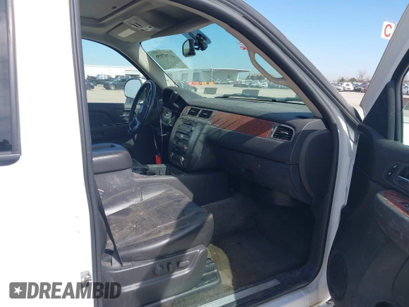 2007 GMC Yukon XL SLT with VIN 1GKFK16377J296932, listed as a IAAI auction lot 41797956 with Not Provided miles. Bid and sale history available at carsss.com. Image 5.