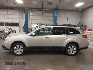 2010 Subaru Outback Premium All-Weather Anniversary z VIN 4S4BRBCC8A3325085, wystawiony jako IAAI lot #41994674 z przebiegiem 148 033 mil mil oraz . Historia ofert i sprzedaży dostępna na DreamBid. Obrazek 15.