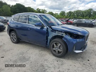 2025 BMW X1 xDrive28i z VIN WBX73EF03S5229226, wystawiony jako Copart lot #55457965 z przebiegiem 2490 mil mil oraz Tytuł czysty. Historia ofert i sprzedaży dostępna na DreamBid. Obrazek 4.