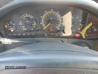 1993 Mercedes-Benz 500 z VIN WDBGA51E7PA107911, wystawiony jako Copart lot #82218754 z przebiegiem 113 328 mil mil oraz Tytuł czysty. Historia ofert i sprzedaży dostępna na DreamBid. Obrazek 9.
