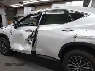 2025 Lexus NX 350 Premium z VIN 2T2GGCEZ2SC079582, wystawiony jako IAAI lot #42495719 z przebiegiem 1 227 mil mil oraz . Historia ofert i sprzedaży dostępna na DreamBid. Obrazek 14.