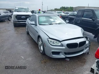 2015 BMW 6 Series 640i z VIN WBA6A0C51FD318982, wystawiony jako IAAI lot #41875547 z przebiegiem 60 968 mil mil oraz . Historia ofert i sprzedaży dostępna na DreamBid. Obrazek 1.